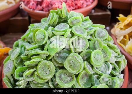 Schüssel mit getrockneter Kiwifruit. Am Straßenmarktstand angezeigte Scheiben Stockfoto