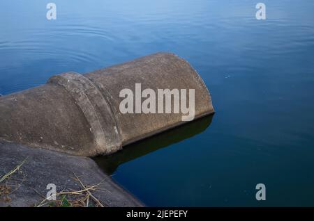 Das große Zementrohr des Abflusssystems Stockfoto