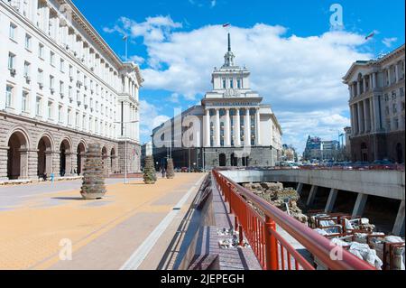 Sofia, Bulgarien. Vor dem bulgarischen Parlamentsgebäude wurde eine 2,000 Jahre alte archäologische Ausgrabung ausgegraben, um Besuchern die antike Geschichte der Stadt und des Landes zu zeigen. Stockfoto