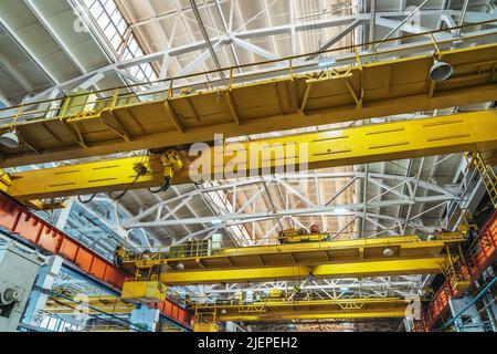 Strahlkrane in einer industriellen Metallfabrik. Stockfoto