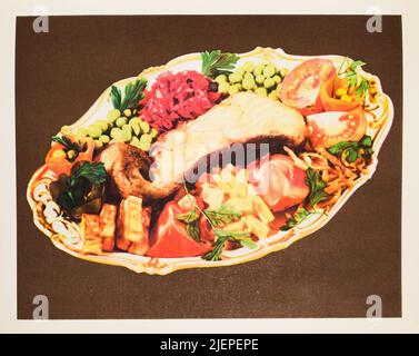 Ein Fleischgericht mit Gemüse wie Tomaten, Kartoffeln, Erbsen, rasierte Rüben. Aus der klassischen Ausgabe 1955 des sowjetischen, russischen Kochbuches, The Book About Del Stockfoto