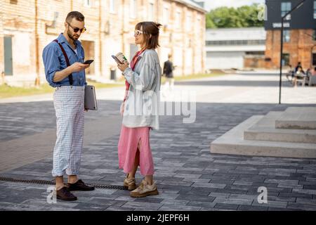 Junge Hipster hängen im Freien in der Nähe des Büros zusammen Stockfoto