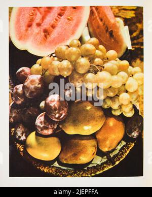 Eine Aufstrich aus frischem Obst, einschließlich Wassermelone, Trauben und Birnen auf einer schicken Platte. Aus der klassischen Ausgabe 1955 des sowjetischen, russischen Kochbuches, Th Stockfoto