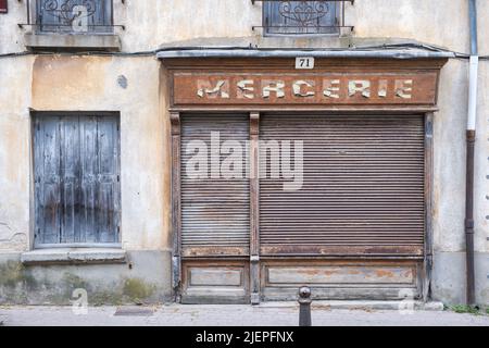 Fassade einer verlassenen kleinen alten Kurzwarenfabrik in Carcassonne Stockfoto