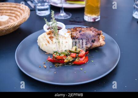 Gericht mit Kartoffelpüree, gebratenem Fleisch und Gemüse in einem Restaurant in Carcassonne Stockfoto