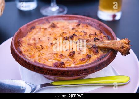 Nahaufnahme eines typischen französischen Gerichts: Cassoulet ein köstliches und nahrhaftes Gericht Stockfoto