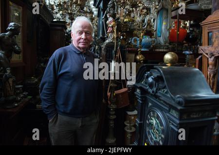 Amsterdam, Niederlande. Der 73-jährige Wim arbeitet seit über 40 Jahren in seinem Antiquitätengroßhandel. Stockfoto