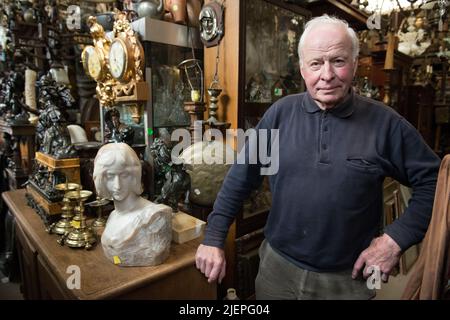 Tilburg, Niederlande. Der 73-jährige Wim arbeitet seit 40 Jahren in Huis Whole Sale Enterprise für Antique & Brocante. Die Immobilien- und Eurokrise wirkte sich auf seine Finanzergebnisse aus. Stockfoto