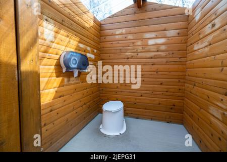 Innenansicht einer öffentlichen Toilette aus Holz im Jasper National Park, Alberta, Kanada. Toilettenkonzept auf dem Land. Stockfoto