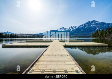 Pyramid Lake Resort Kanu Dock. Landschaft des Jasper National Parks. Canadian Rockies Natur Landschaft Hintergrund. Alberta, Kanada. Stockfoto