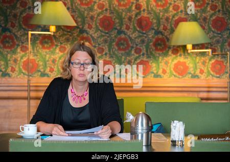 Den Haag, Niederlande. Senatorin Margreet de Boer verließ Wing Groen Links Party und las diese Dokumentation und Vorschläge kurz vor dem Eintritt in die Plenarsitzung des niederländischen senatsparlaments. Stockfoto