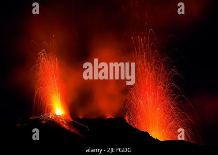 In der Nacht brechen Lavabomben aus mehreren Schloten an diesem Vulkan aus. Diese explosive Aktivität hat 2000 Jahre gedauert. Stromboli, Äolische Inseln, Sizilien, Italien Stockfoto