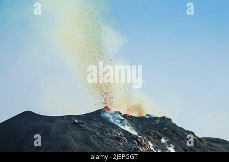 Lavabomben brechen aus mehreren Schloten an diesem Vulkan aus. Diese explosive Aktivität hat mindestens 2000 Jahre gedauert. Stromboli, Äolische Inseln, Sizilien, Italien Stockfoto