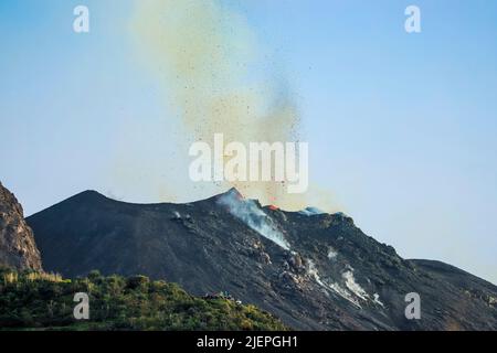 Lavabomben brechen aus mehreren Schloten an diesem Vulkan aus. Diese explosive Aktivität hat mindestens 2000 Jahre gedauert. Stromboli, Äolische Inseln, Sizilien, Italien Stockfoto