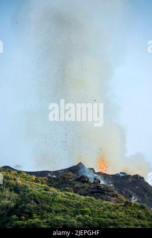 Lavabomben brechen aus mehreren Schloten an diesem Vulkan aus. Diese explosive Aktivität hat mindestens 2000 Jahre gedauert. Stromboli, Äolische Inseln, Sizilien, Italien Stockfoto