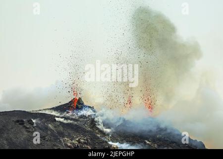 Lavabomben brechen aus mehreren Schloten an diesem Vulkan aus. Diese explosive Aktivität hat mindestens 2000 Jahre gedauert. Stromboli, Äolische Inseln, Sizilien, Italien Stockfoto