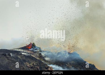 Lavabomben brechen aus mehreren Schloten an diesem Vulkan aus. Diese explosive Aktivität hat mindestens 2000 Jahre gedauert. Stromboli, Äolische Inseln, Sizilien, Italien Stockfoto
