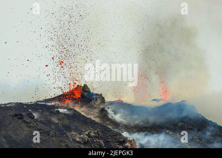 Lavabomben brechen aus mehreren Schloten an diesem Vulkan aus. Diese explosive Aktivität hat mindestens 2000 Jahre gedauert. Stromboli, Äolische Inseln, Sizilien, Italien Stockfoto