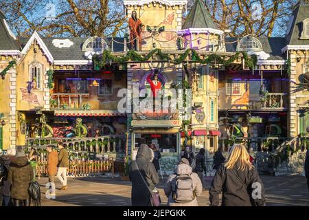 London, Großbritannien - 2. Dezember 2021 - das verwunschene Herrenhaus, eine dunkle Attraktion im Weihnachtsmarkt Hyde Park Winter Wonderland Stockfoto