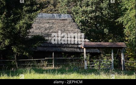 Kiew, Ukraine 30. September 2021: Uralte ukrainische Hütten im Nationalmuseum für Volksarchitektur und Leben der Ukraine 'Pirogovo' in Kiew Stockfoto