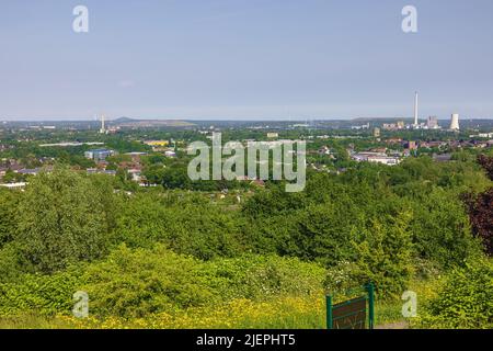 Editorial: BOCHUM, NORDRHEIN-WESTFALEN, DEUTSCHLAND, 22. MAI 2022 - das Ruhrgebiet in der Nähe von Bochum, vom Tippelsberg aus gesehen Stockfoto