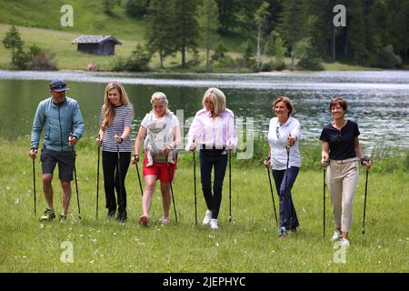 Elmau, Deutschland. 26.. Juni 2022. Christian Neureuther, ehemaliger Profi-Skifahrer. (l-r), Carrie Johnson, Ehefrau des britischen Premierministers Boris Johnson, Miriam Neureuther, ehemalige Biathletin, Brigitte Macron, Ehefrau des französischen Präsidenten Emmanuel Macron, Britta Ernst, Ehefrau des deutschen Bundeskanzlers Olaf Scholz (SPD) und Amelie Derbaudrenghien, Partnerin des EU-Ratsvorsitzenden Charles Michel, während einer gemeinsamen Nordic-Walking-Tour am Ferchensee. Quelle: Karl-Josef Hildenbrand/dpa/Alamy Live News Stockfoto