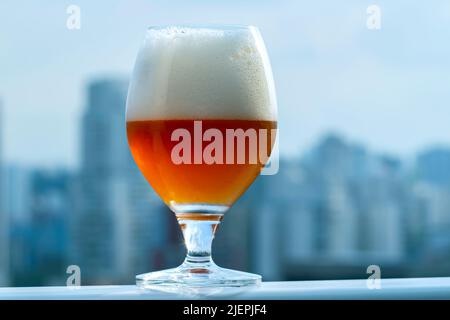 Ein gutes Getränk im Glas serviert. Stockfoto