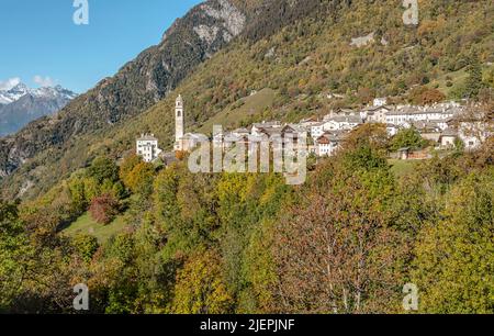 Blick auf das Dorf Soglio im Bregaglia-Tal im Herbst, Tessin, Schweiz Stockfoto