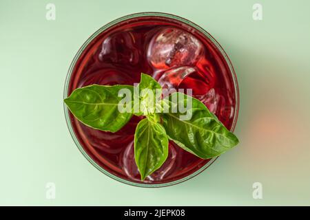 Frisch gebrühter roter Früchtetee auf dem grünen Tisch Stockfoto