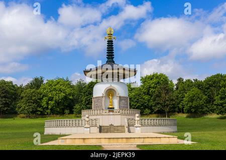 Friedenspagode am Willen Lake, Milton Keynes, Buckinghamshire, Großbritannien im Juni - vier weiße Löwen bewachen die Eingänge Stockfoto