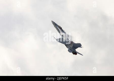 Die Schweizer Luftwaffe McDonnell Douglas FA-18C Hornet (REG: J-5026) spielt über der Ostküste über dem Meer. Stockfoto