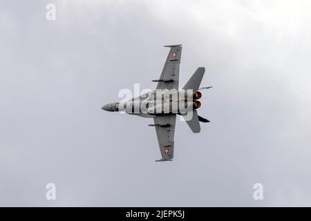 Die Schweizer Luftwaffe McDonnell Douglas FA-18C Hornet (REG: J-5026) spielt über der Ostküste über dem Meer. Stockfoto