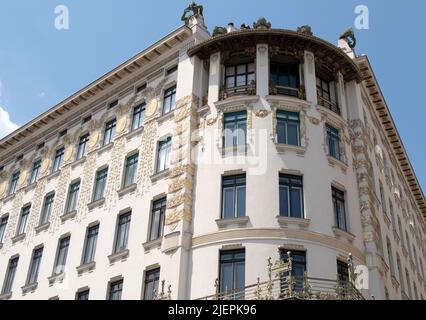 Das Haus in der Wienzeile 38, das an das Majolika-Haus angrenzt, sowie das nächste Gebäude danach in der Köstlergasse 3. Erbaut von Otto Wagner in Wien, Stockfoto