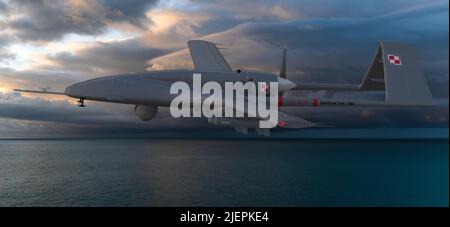 Türkische Kampfdrohne Bayraktar TB 2 in den Farben der polnischen Streitkräfte bei einem Flug über das Meer Stockfoto