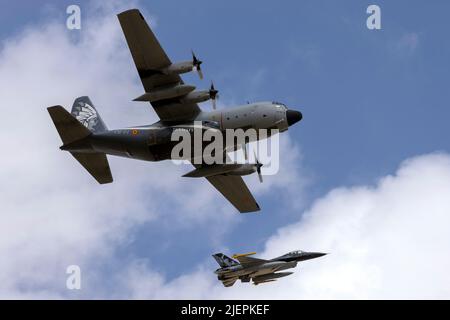 Die belgische Luftwaffe Lockheed C-130H Hercules (REG: CH-01) und F-16C fliegen in Formation entlang der Start- und Landebahn 13. Stockfoto