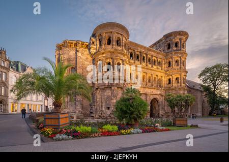 Blick auf die Porta Nigra, bei Sonnenuntergang, ein römisches Stadttor, das nach 170 n. Chr. erbaut wurde und sich in Trier, Deutschland, befindet Stockfoto