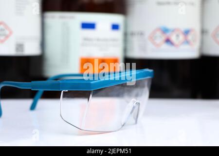 Brillen können verhindern, dass Chemikalien im Labor oder bei der Arbeit in die Augen gelangen Stockfoto