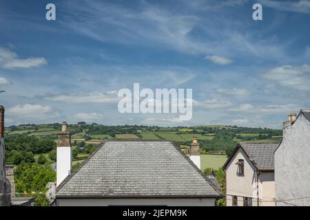 Die Dächer der Häuser in Hay-on-Wye mit grünen Hügeln, die im Hintergrund in Wales zu sehen sind Stockfoto