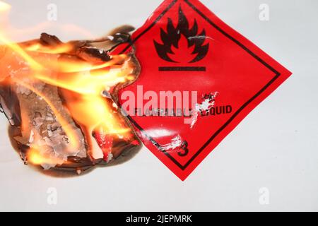 Die Flamme ist brennbar und gefährlich Stockfoto