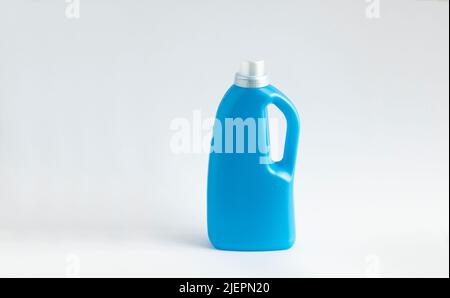 Blaue Plastikflasche steht auf weißem Hintergrund. Conditioner oder flüssiges Pulver zum Waschen. Kapazität mit Platz zum Kopieren. Layout für Logo-Anwendung Stockfoto