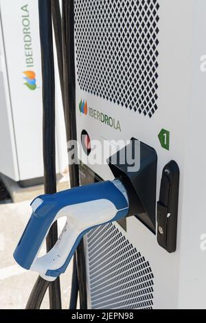 ALFAR, SPANIEN - 06. JUNI 2022: Ladestation für Elektroautos von Iberdrola Stockfoto