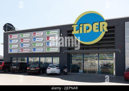 MASSANASSA, SPANIEN - 06. JUNI 2022: Lider Market Store in Massanassa, Valencia Stockfoto