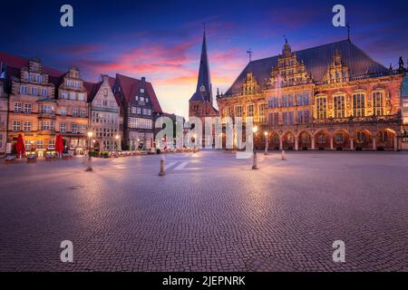 Bremen, Deutschland. Stadtbild der Hansestadt Bremen, Deutschland mit historischem Marktplatz und Rathaus bei Sonnenaufgang im Sommer. Stockfoto