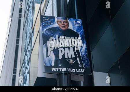 Adelaide Australien, 28. Juni 2022 . Ein Wahlkampfplakat des ehemaligen australischen Premierministers Scott Morrison zeigt, dass der Phantom-Premierminister noch 2 Monate nach den Bundestagswahlen am 21. Mai 2022 hängt, um Mitglieder des australischen Parlaments von 47. zu wählen. Die amtierende liberal-nationale Koalitionsregierung unter der Führung von Premierminister Scott Morrison versuchte, eine vierte Amtszeit in Folge zu gewinnen, wurde aber von der Opposition besiegt, der Labour Party unter der Führung von Anthony Albanese Credit. amer ghazzal/Alamy Live News Stockfoto