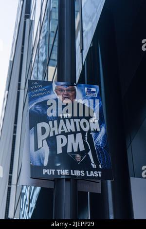 Adelaide Australien, 28. Juni 2022 . Ein Wahlkampfplakat des ehemaligen australischen Premierministers Scott Morrison zeigt, dass der Phantom-Premierminister noch 2 Monate nach den Bundestagswahlen am 21. Mai 2022 hängt, um Mitglieder des australischen Parlaments von 47. zu wählen. Die amtierende liberal-nationale Koalitionsregierung unter der Führung von Premierminister Scott Morrison versuchte, eine vierte Amtszeit in Folge zu gewinnen, wurde aber von der Opposition besiegt, der Labour Party unter der Führung von Anthony Albanese Credit. amer ghazzal/Alamy Live News Stockfoto