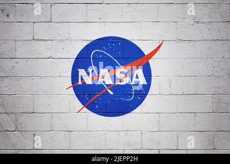 Flagge der NASA (National Aeronautics and Space Administration) auf einer Ziegelwand gemalt. Stockfoto