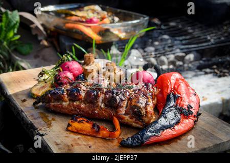 Gegrillte Schweineribs und gegrilltes Gemüse Stockfoto