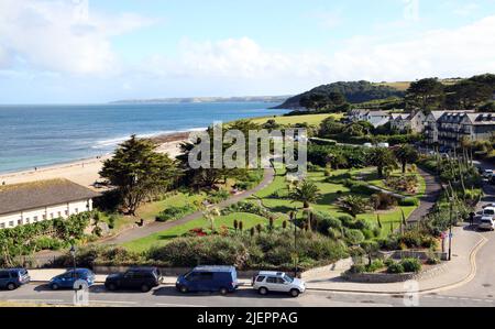 Queen Mary Gardens (öffentlicher Stadtpark) neben dem Gyllyngvase Beach in Falmouth, Cornwall. Die Halbinsel Lizard ist in weiter Ferne zu sehen. Stockfoto