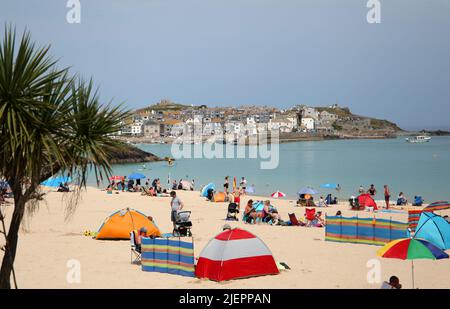 Blick auf Porthminster Beach (in Carbis Bay) mit Blick auf St. Ives Stadt und Hafen, Cornwall, Großbritannien Stockfoto