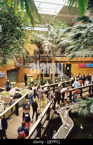 Inside the Plaza at Center Parcs, Longleat, Wiltshire, England, Großbritannien. Stockfoto